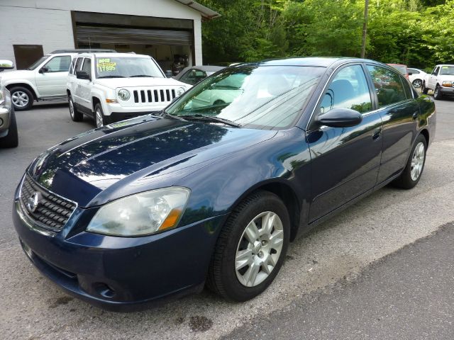 Nissan Altima Pickupslt Quad Cab SWB 4WD 4x4 Truck Sedan