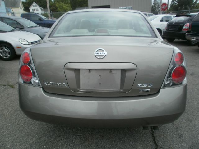 Nissan Altima Pickupslt Quad Cab SWB 4WD 4x4 Truck Sedan