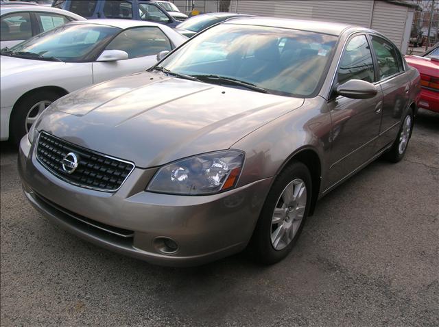 Nissan Altima Pickupslt Quad Cab SWB 4WD 4x4 Truck Sedan