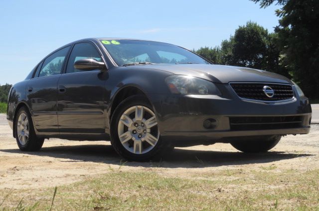 Nissan Altima Pickupslt Quad Cab SWB 4WD 4x4 Truck Sedan