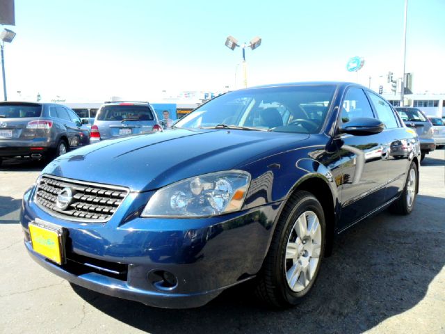 Nissan Altima Pickupslt Quad Cab SWB 4WD 4x4 Truck Sedan