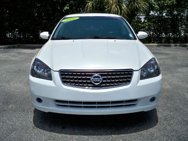 Nissan Altima Pickupslt Quad Cab SWB 4WD 4x4 Truck Sedan