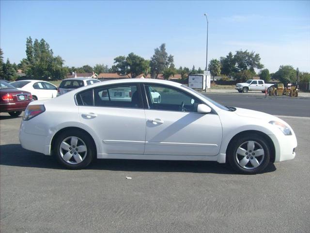 Nissan Altima LT 1500 HD 4x4 Sedan