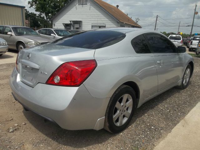 Nissan Altima 1500 Van Coupe