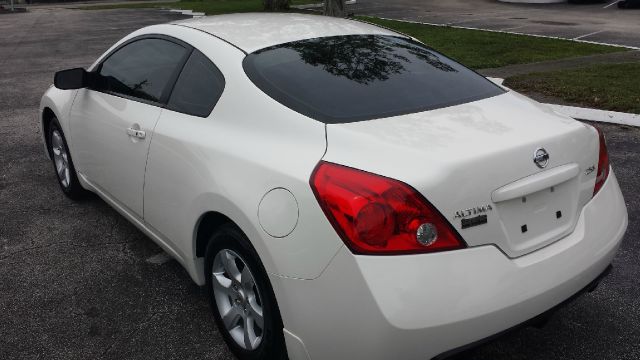 Nissan Altima 1500 Van Coupe