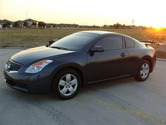 Nissan Altima 1500 Van Coupe