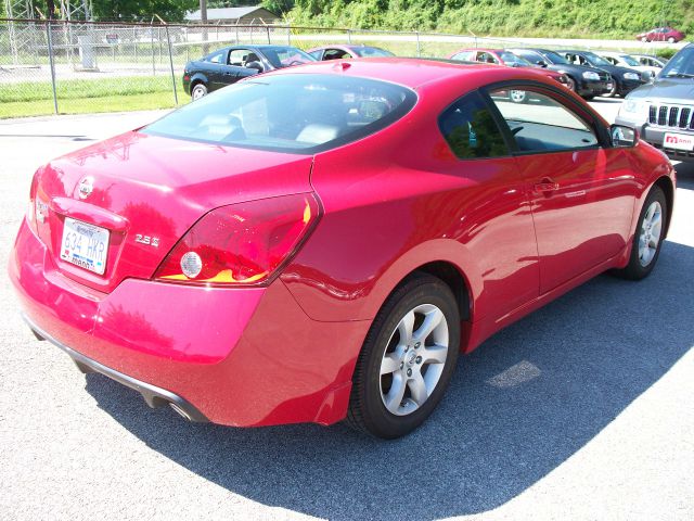 Nissan Altima 1500 Van Coupe