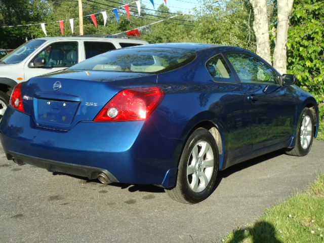 Nissan Altima 1500 Van Coupe