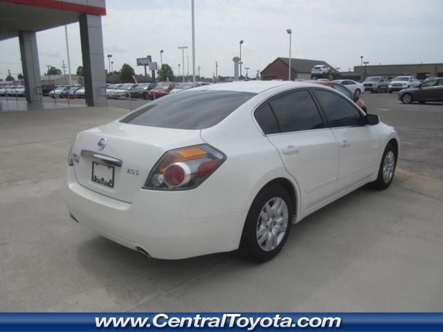 Nissan Altima 2010 photo 3