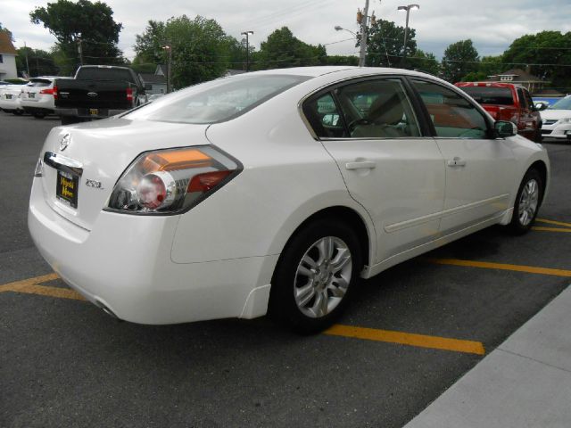 Nissan Altima SLT Quad Cab 2WD Sedan