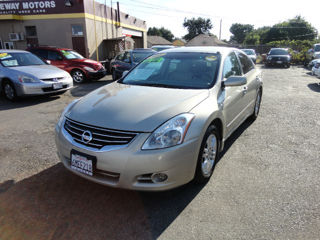 Nissan Altima Pickupslt Quad Cab SWB 4WD 4x4 Truck Sedan