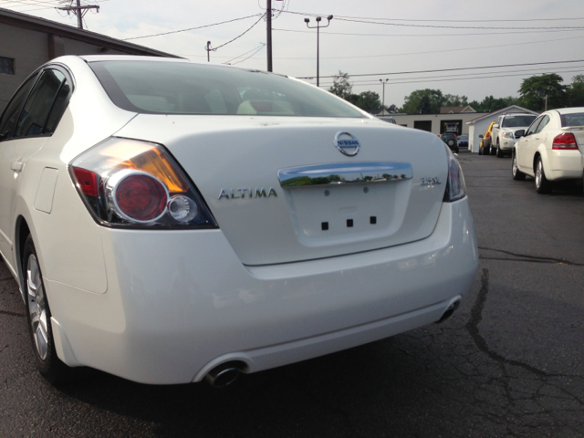 Nissan Altima 2011 photo 2