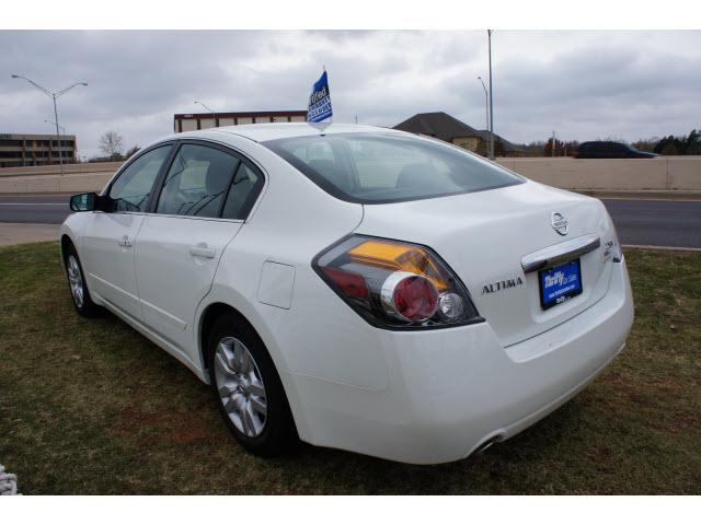 Nissan Altima 2011 photo 2