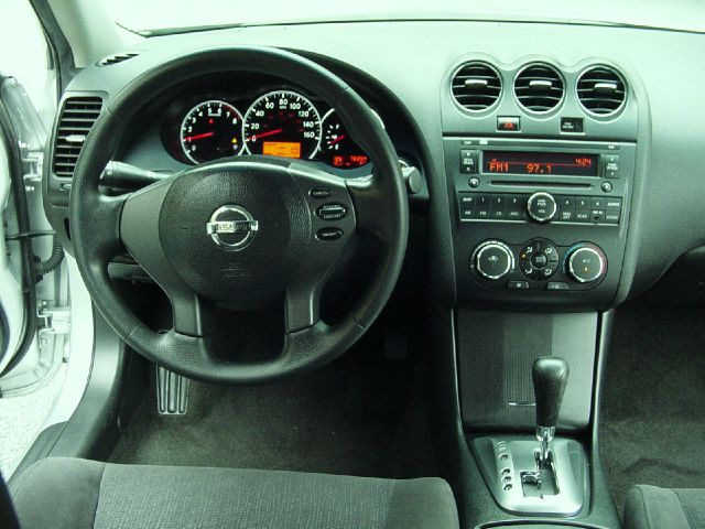 Nissan Altima 2011 photo 2