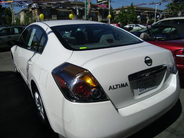 Nissan Altima 2011 photo 2