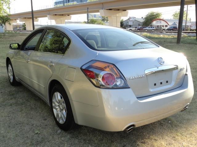 Nissan Altima 2011 photo 2