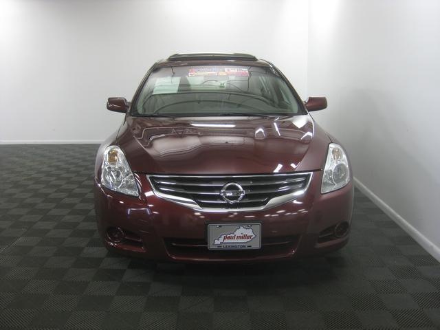 Nissan Altima 2011 photo 1