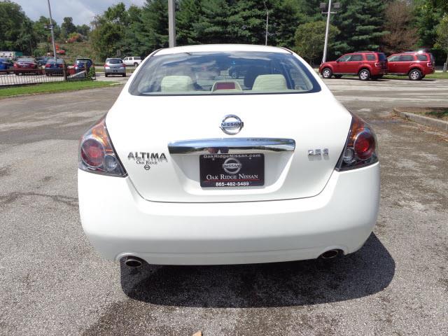 Nissan Altima 2012 photo 2