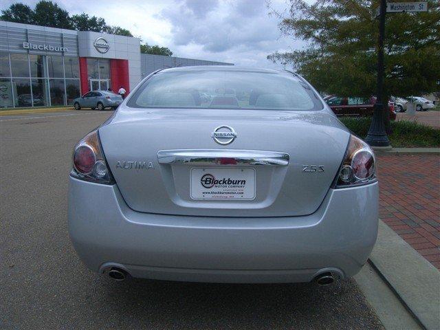 Nissan Altima 2012 photo 2