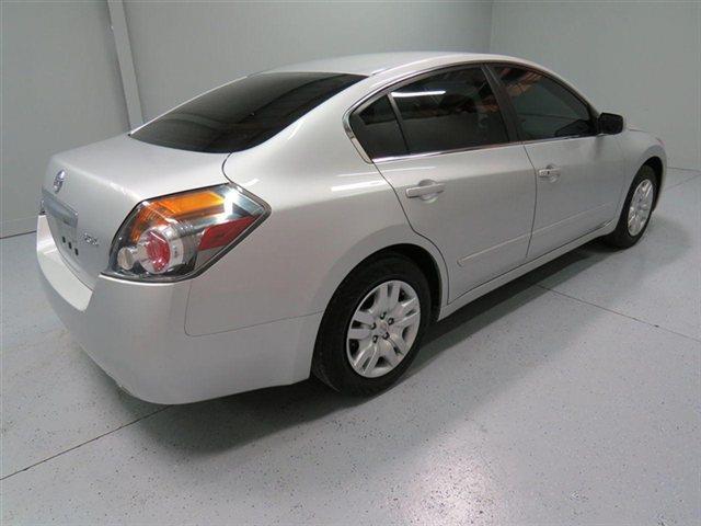 Nissan Altima 15 Sedan