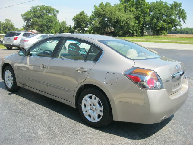 Nissan Altima 2WD Crew Cab 140.5 Laramie Sedan