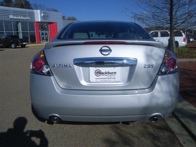 Nissan Altima 2012 photo 2