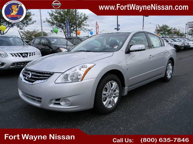 Nissan Altima 4WD Crew Cab 140.5 Sedan