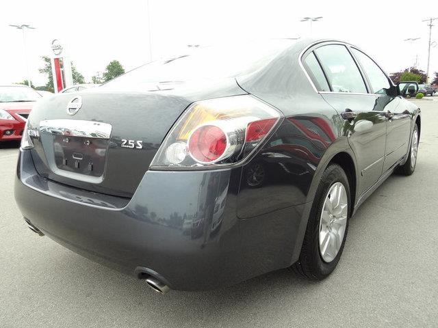 Nissan Altima 2012 photo 2