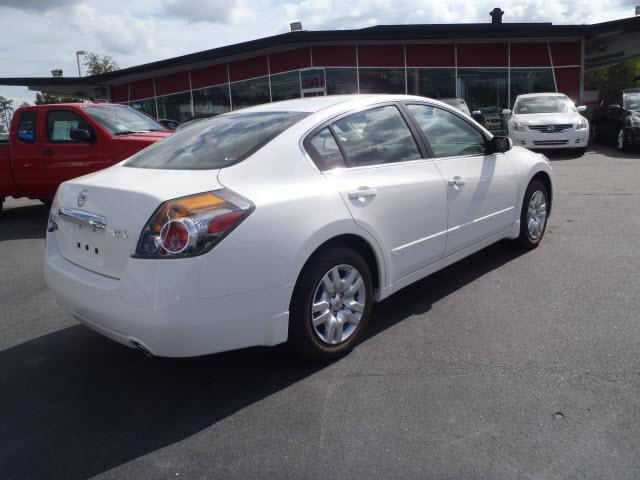 Nissan Altima 2012 photo 2