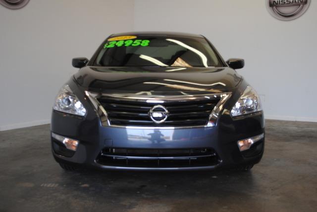 Nissan Altima Pickupslt Quad Cab SWB 4WD 4x4 Truck Sedan