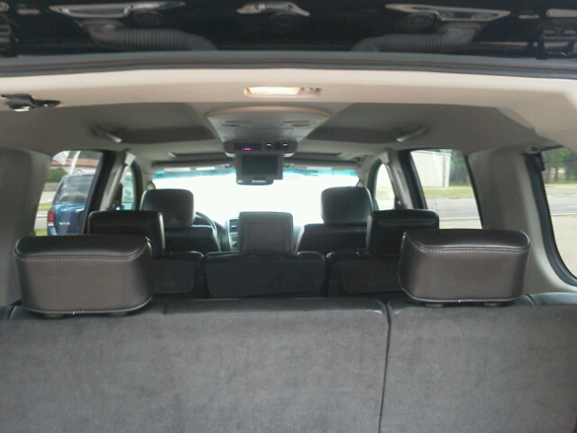 Nissan Armada 2010 photo 2