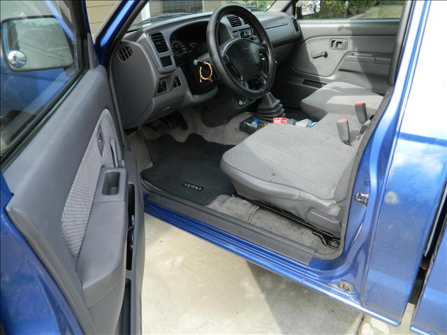 Nissan Frontier 1998 photo 2