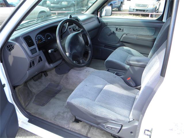 Nissan Frontier 1998 photo 2