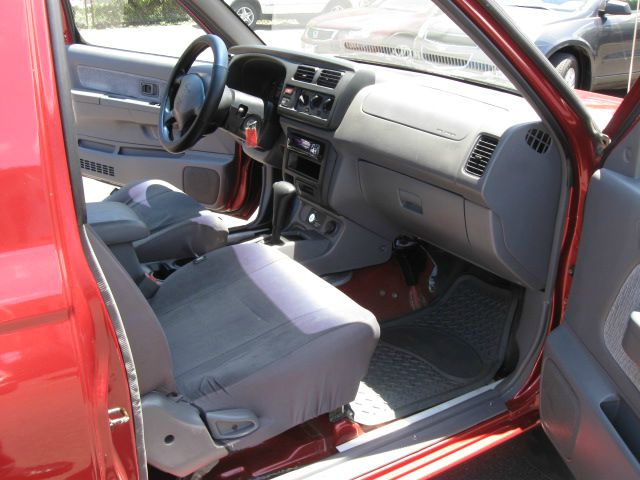 Nissan Frontier 2000 photo 2