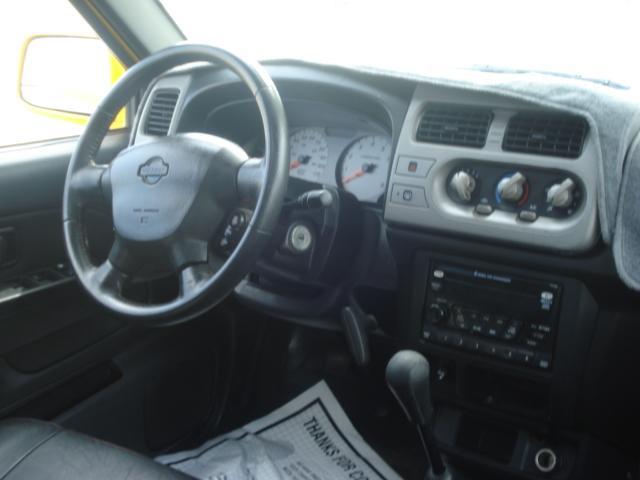 Nissan Frontier 2001 photo 2