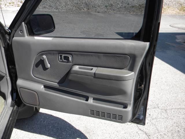 Nissan Frontier 2004 photo 25