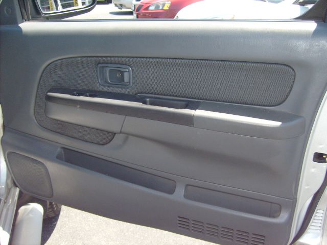 Nissan Frontier 2004 photo 13