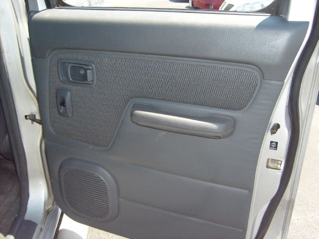 Nissan Frontier 2004 photo 25