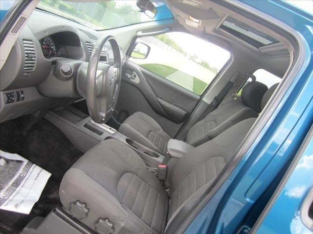 Nissan Frontier 2005 photo 2