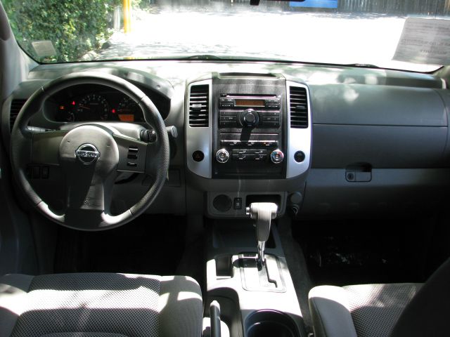 Nissan Frontier 2010 photo 2