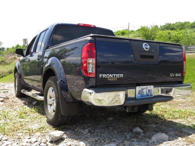 Nissan Frontier 2011 photo 2