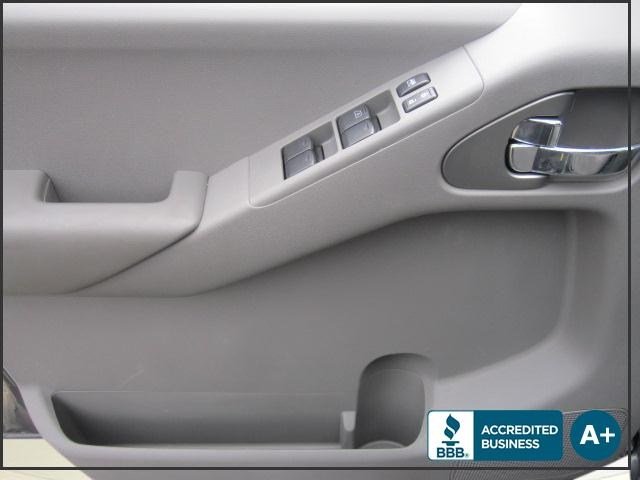 Nissan Frontier 2012 photo 2