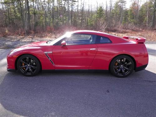 Nissan GT-R 2010 photo 1