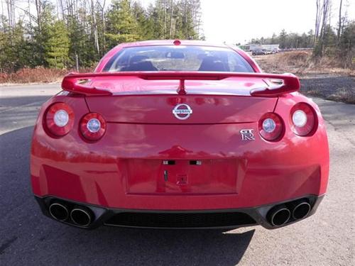 Nissan GT-R 2010 photo 3