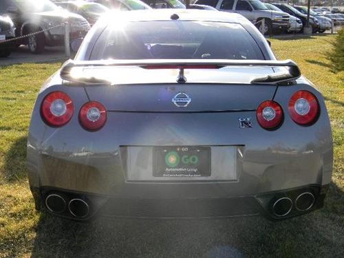 Nissan GT-R 2010 photo 1