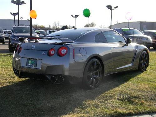 Nissan GT-R 2010 photo 2