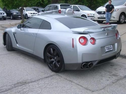 Nissan GT-R 2010 photo 1