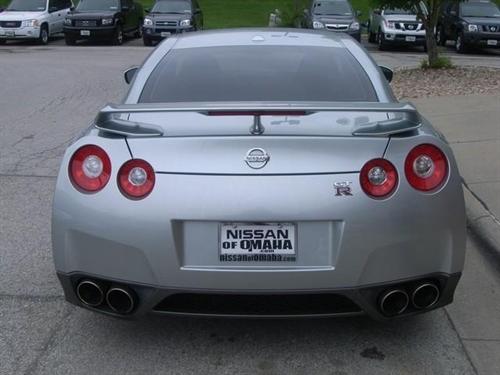 Nissan GT-R 2010 photo 2