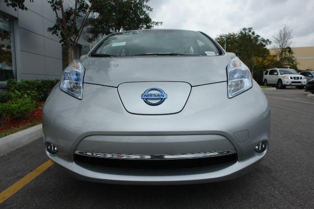 Nissan LEAF 2011 photo 2