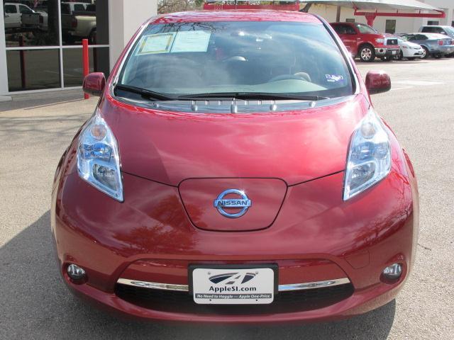 Nissan LEAF 2011 photo 2